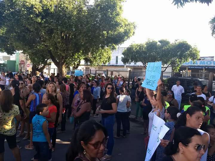Servidores de Pirapora (MG) fazem protesto em frente à prefeitura