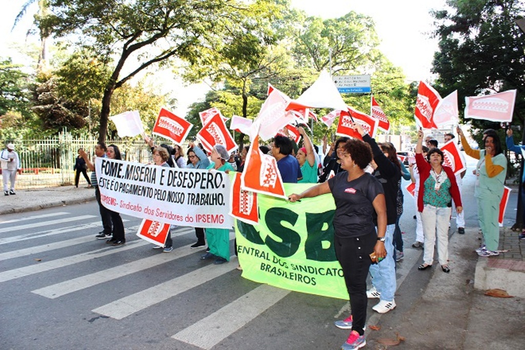 Servidores do Instituto de Previdência de MG saem às ruas de Belo Horizonte contra atraso nos salários