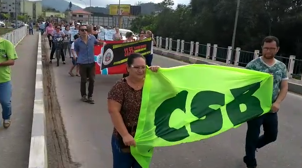 Servidores Públicos de São João Batista (SC) protestam contra falta de reajuste salarial em frente à prefeitura