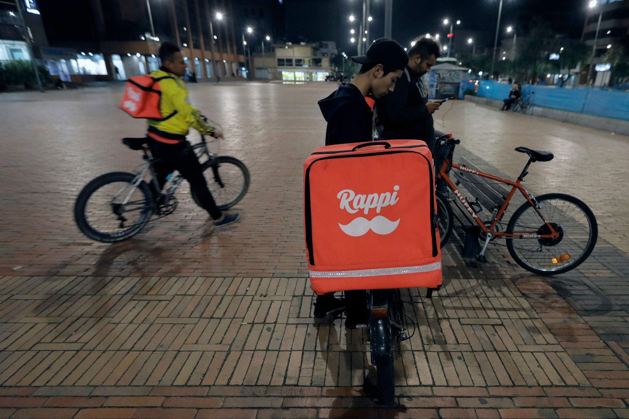 Uberização do trabalho | ‘Bikeboys’ rodam 12 horas por dia e 7 dias por semana para ganhar R$ 936