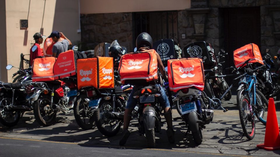 O país do entregador de pizza: Rio teve 50 mil novos motociclistas trabalhando em 2019
