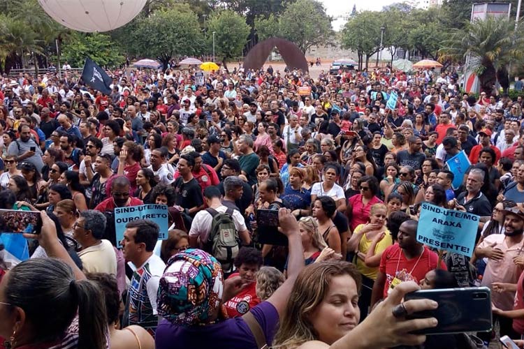 Professores de Minas Gerais optam por continuar a greve