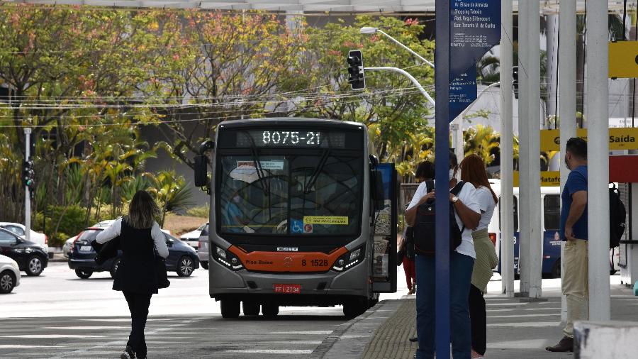 Defensoria pede que Bruno Covas explique aglomeração em ônibus de São Paulo