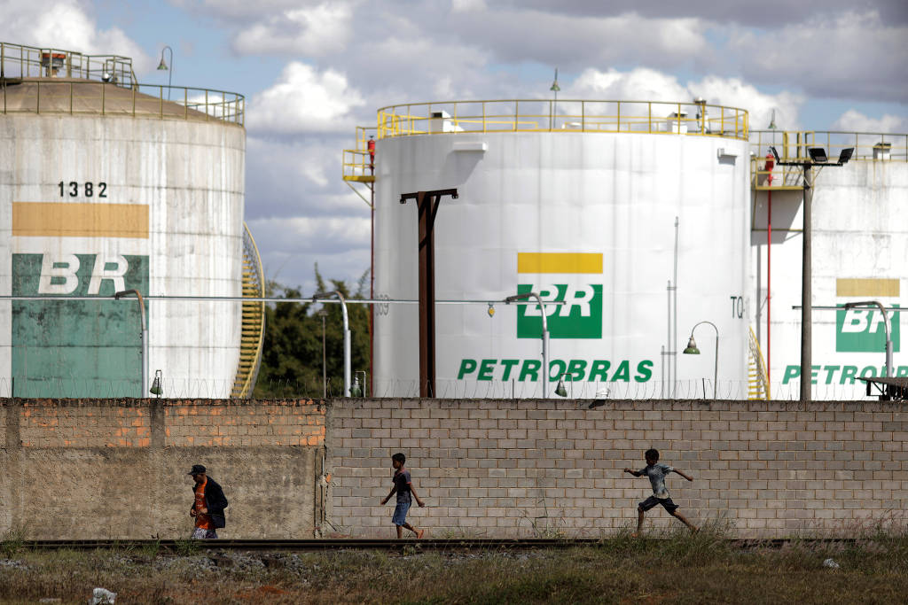 Sindicatos vão à Justiça contra venda de refinaria da Petrobras