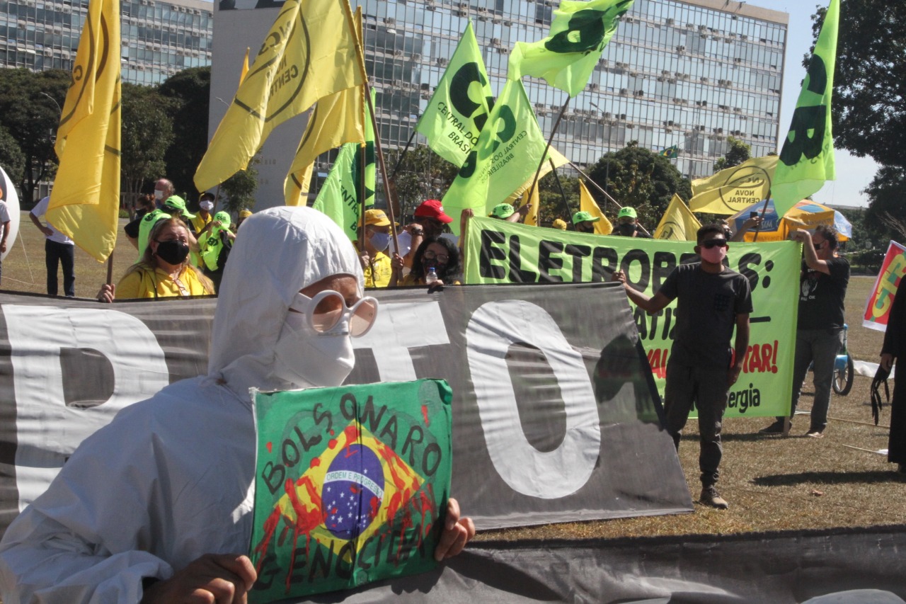 Sindicatos e movimentos sociais fazem manifestação em defesa do auxílio emergencial de R$ 600