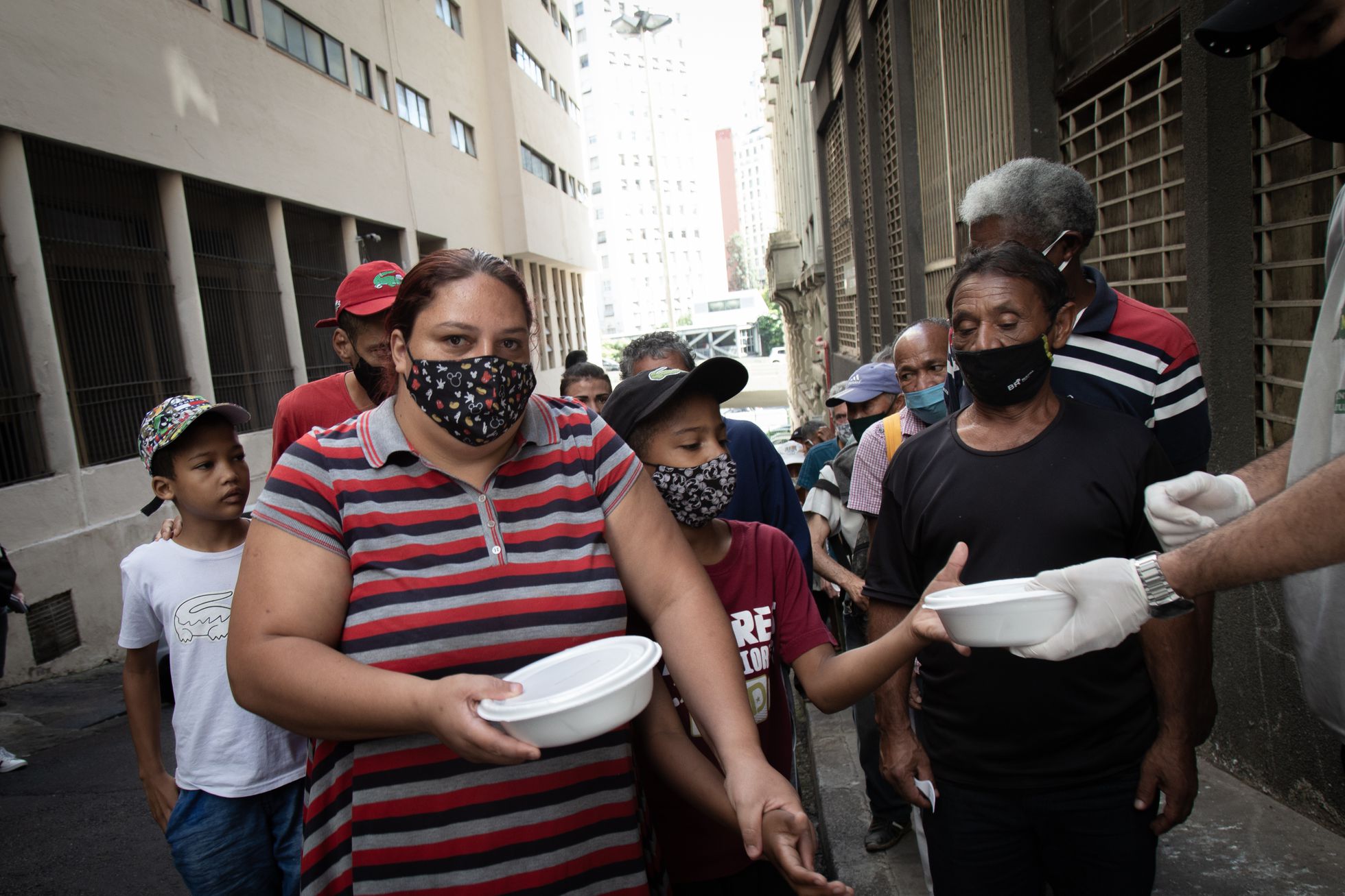 Pandemia leva famílias para as ruas de São Paulo e acelera mudança de perfil da população sem-teto