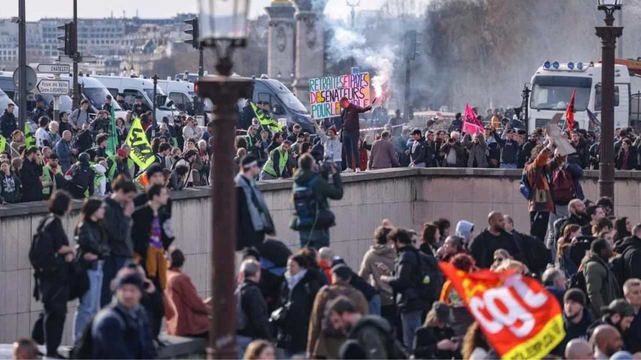 Sob protesto popular, Macron aprova Reforma da Previdência na França atropelando a Câmara