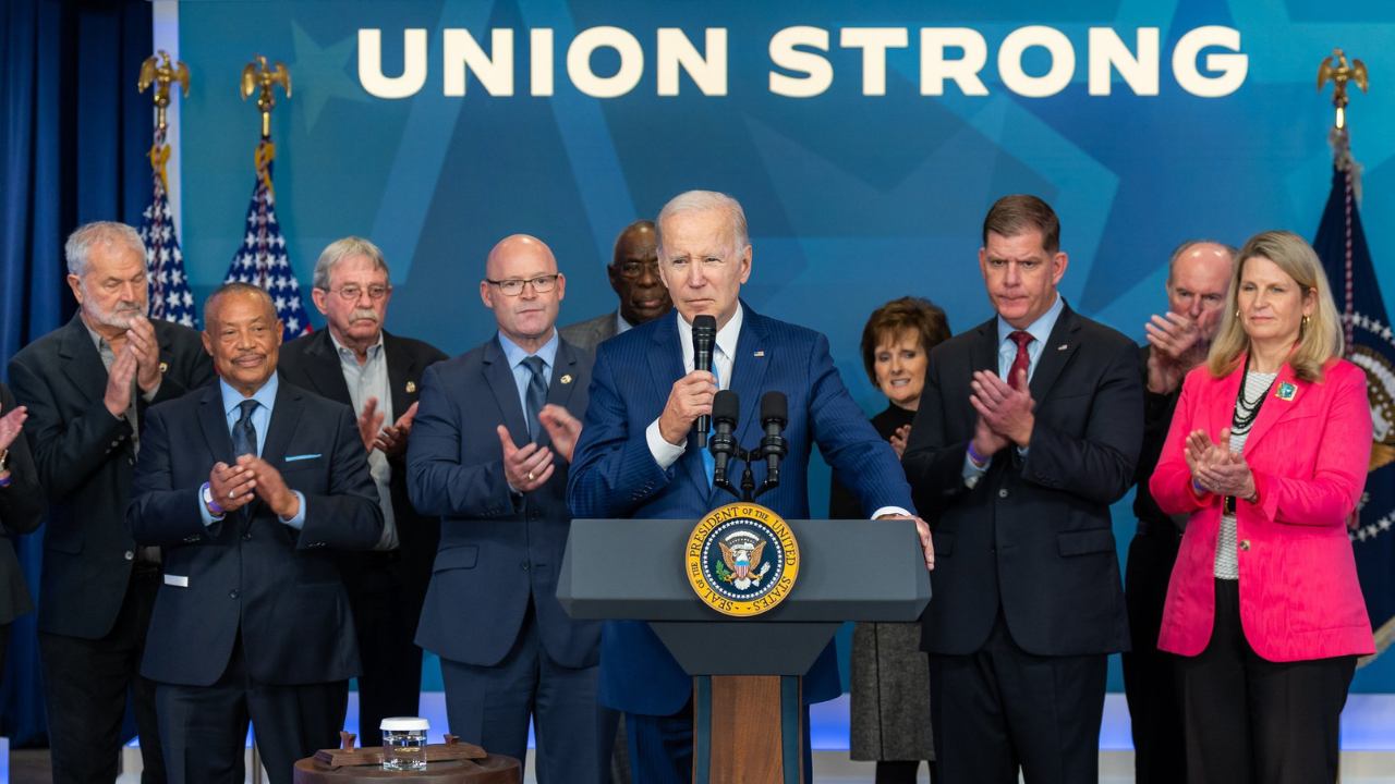 Biden apoia trabalhadores em greve e pede que montadoras partilhem “lucros recordes”