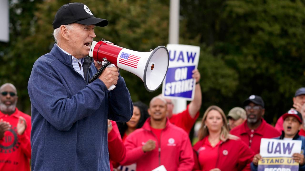 Biden se junta a piquete de grevistas, ação inédita na história dos presidentes americanos
