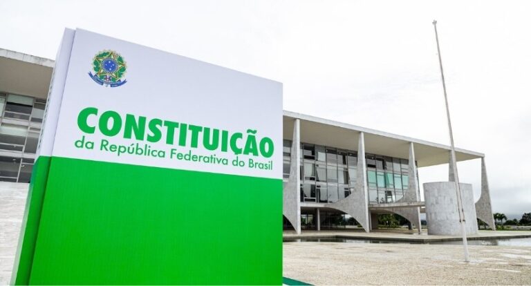 Constituição na sede dos 3 poderes