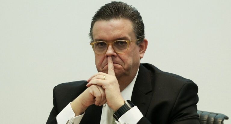 Wolney Queiroz afasta conselheiros previdência