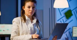 O rendimento médio feminino foi estimado em R$ 6.776 mensais, montante R$ 3.297 inferior ao dos homens, que chegaram a R$ 10.073.