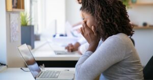 medo-da-substituicao-por-ia-leva-profissionais-a-ampliarem-jornada-e-reduzir-pausas