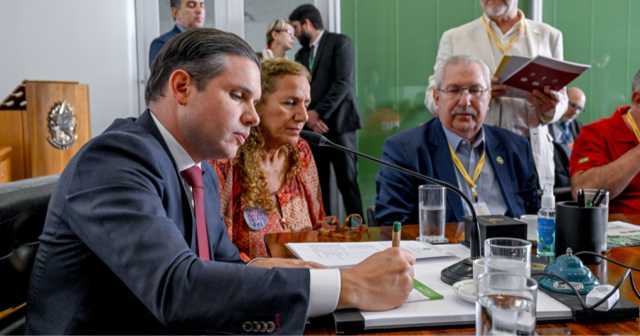 centrais-sindicais-entregam-pauta-legislativa-ao-presidente-da-camara