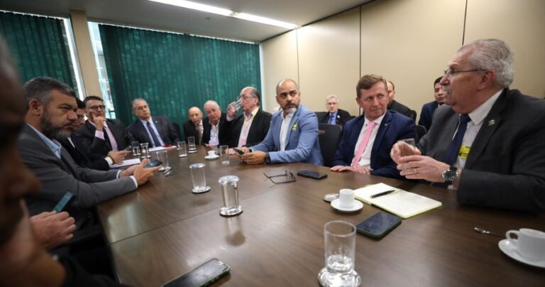 centrais-sindicais-reunem-liderança-pt-defesa-PEC-fim-escala-6x1