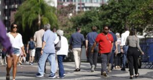 trabalhadores-celebram-fim-escala-6x1-fazem-planos