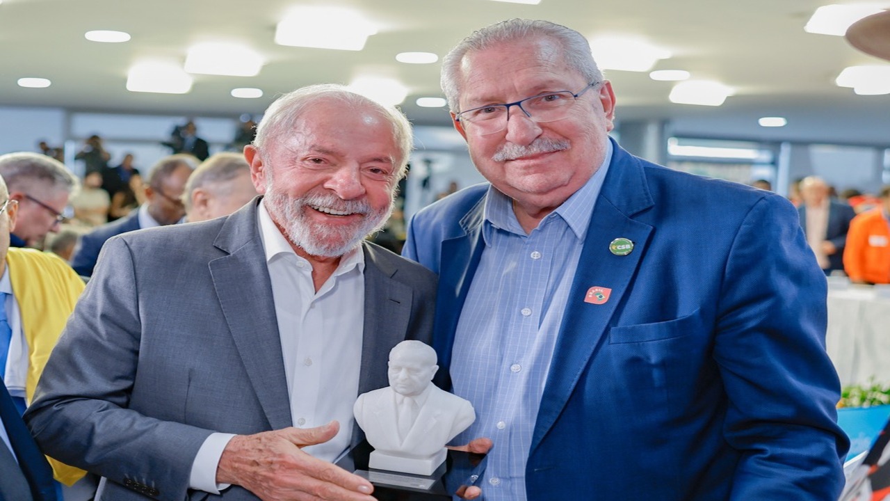 Antonio Neto entrega ao presidente Lula um busto de Getúlio Vargas