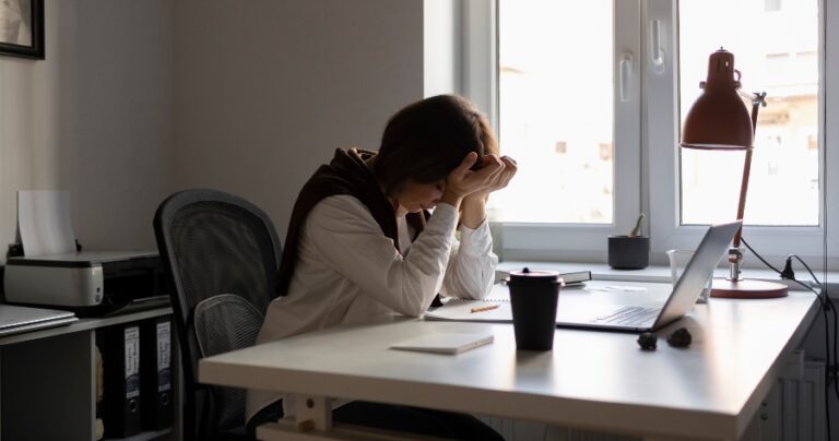 solidao-corporativa-metade-trabalhadores-relata-isolamento