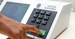 influenciador-ameaca-trabalhadora-demissao-politica