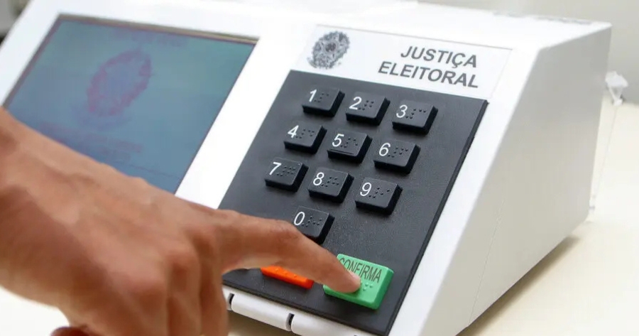 influenciador-ameaca-trabalhadora-demissao-politica