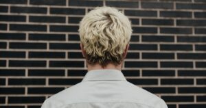 empresa-mudar-trabalhador-cabelo-colorido-discriminacao