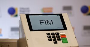 assedio-eleitoral-empresa-obrigar-funcionarios-camisa-selecao