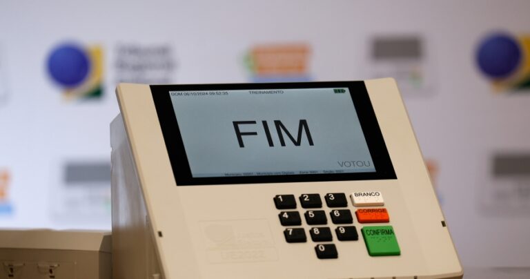 assedio-eleitoral-empresa-obrigar-funcionarios-camisa-selecao